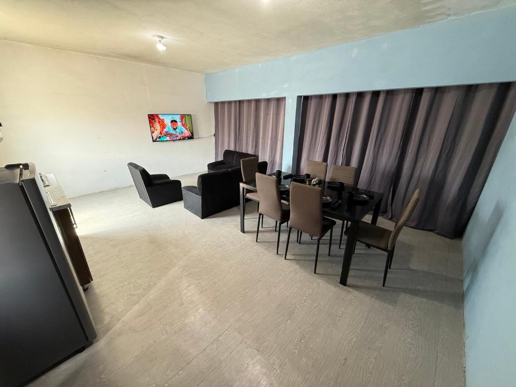 a living room with a dining table and chairs at Loft Cinema Alfredo Mochileando in Tamiahua