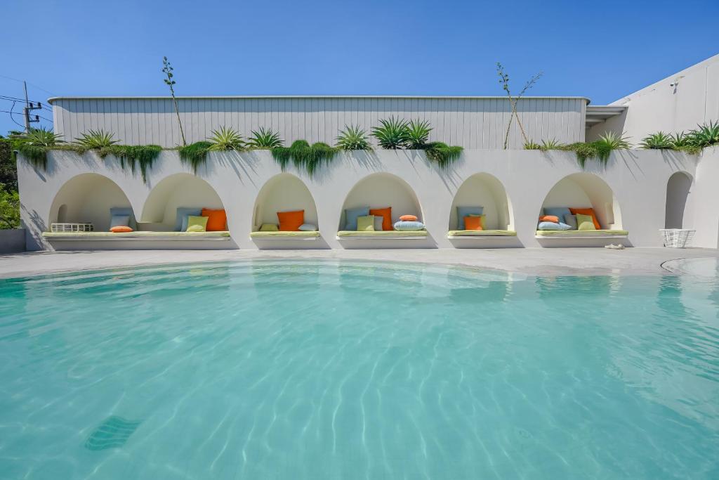 ein Pool in einem Hotel mit blauem Wasser in der Unterkunft cara cara resort in Ko Larn