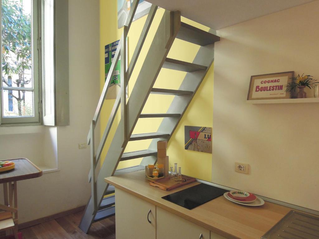 cocina con escalera en una habitación en V12 Design Apartments, en Milán