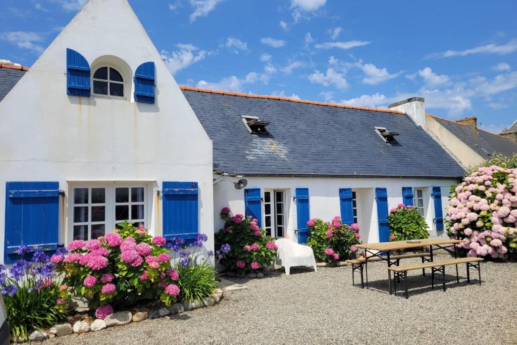 Ogród w obiekcie Tipoz'Immo-Maison Bleue walking distance to beach-spot surf-draps included