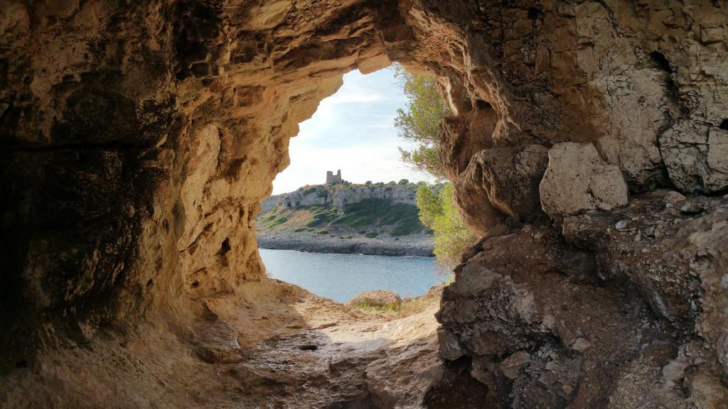 ナルドにあるDonatellaの川と城の見える洞窟