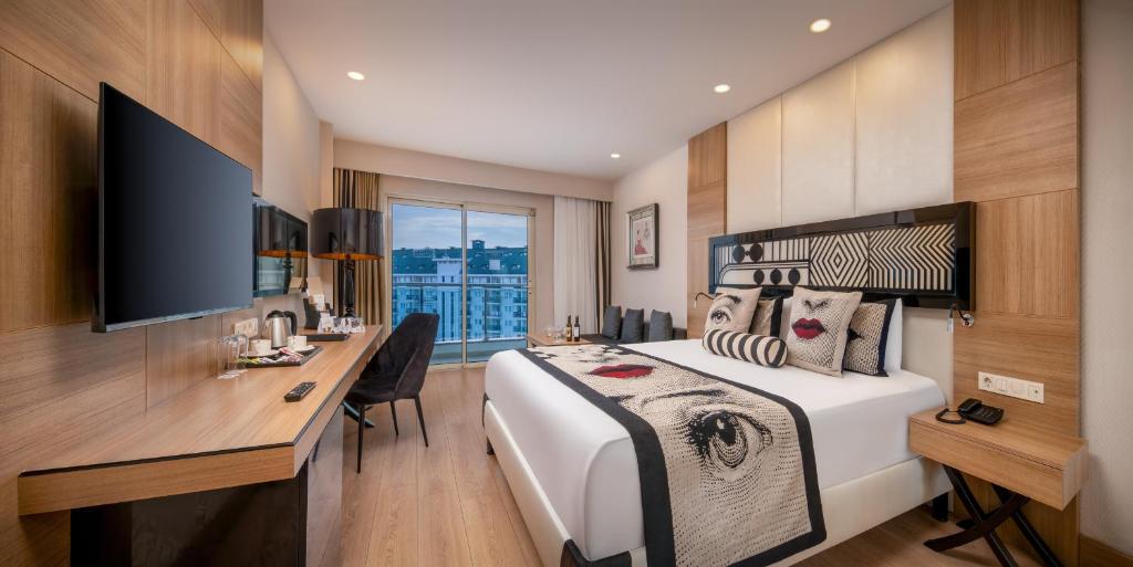 Family room sea side view