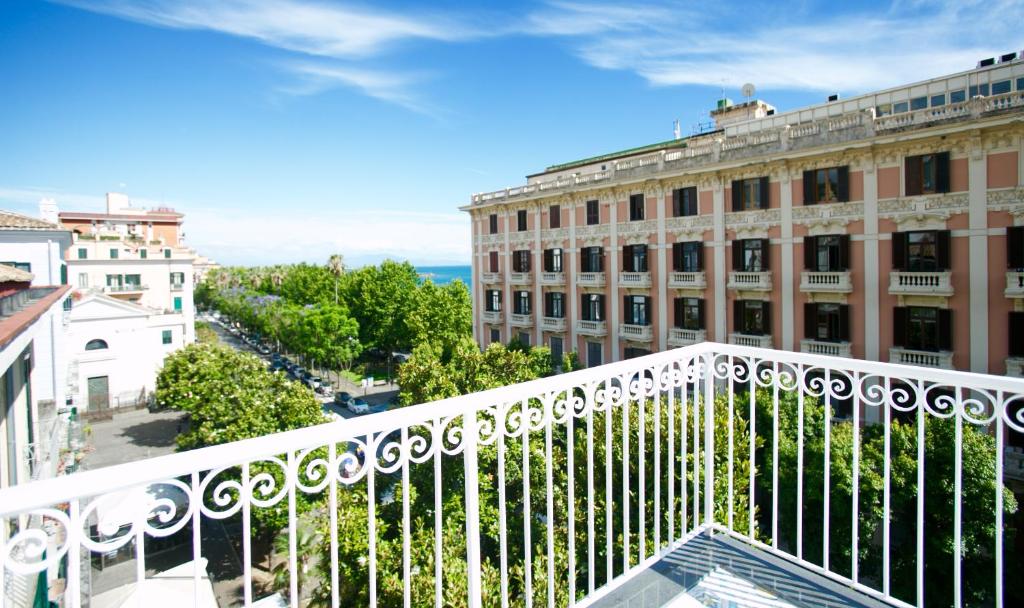 vista dal balcone di un edificio di B&B Divina Salerno a Salerno