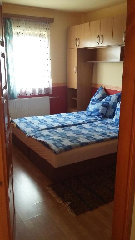 Posteľ alebo postele v izbe v ubytovaní Bodzavirág Apartman