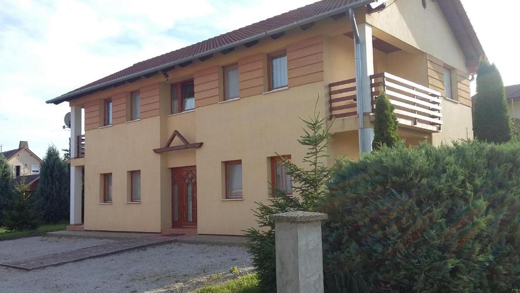 una grande casa con di Bodzavirág Apartman a Zalakaros