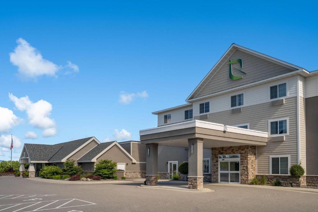 una vista frontal de un hotel con un edificio en Little Crow Resort & Conference, Trademark by Wyndham, en Spicer