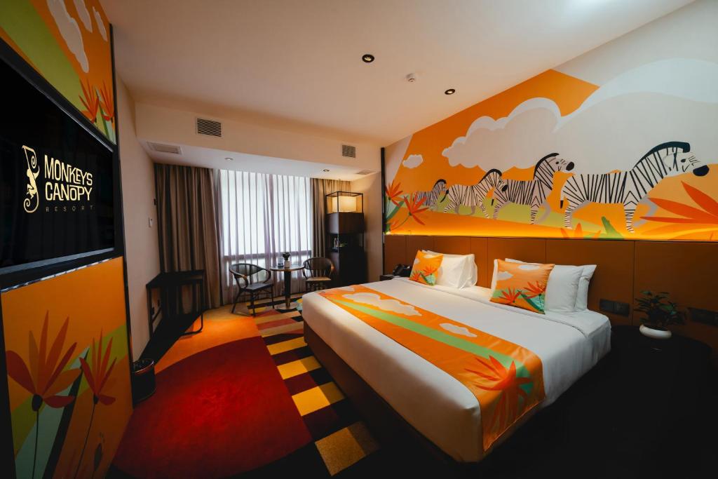 カジャンにあるMonkeys Canopy Resortのベッドとダイニングルームがあるホテルの部屋