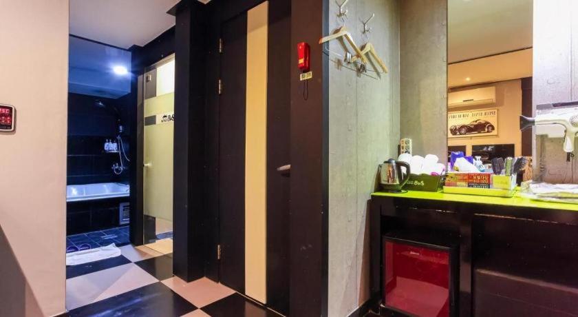 Kuchyň nebo kuchyňský kout v ubytování Incheon (Bupyeong) Bus Hotel