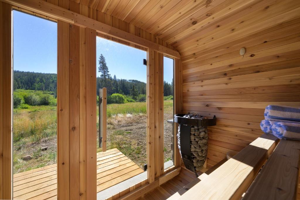 Una cabaña de madera con balcón y ventanas en Rock n Stars Chalet townhouse, en Hideaway Park