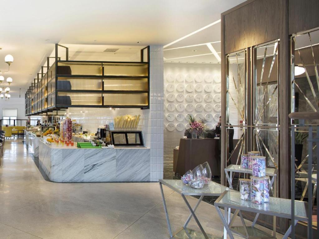 ein Restaurant mit zwei Tischen und einer Theke mit Speisen in der Unterkunft Chongqing The Lotus Hotel in Chongqing