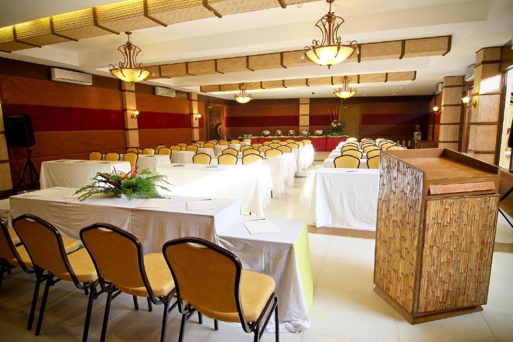 Restaurace v ubytování Boracay Tropics Resort Hotel