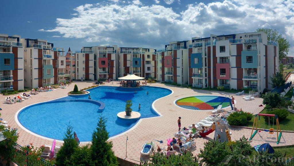 un complejo de apartamentos con una gran piscina con parque infantil en Sun City I Apartments, en Sunny Beach