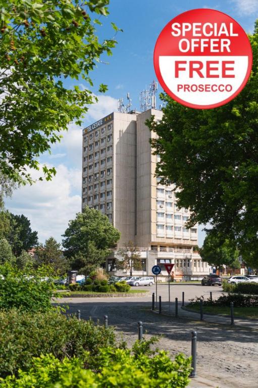 Un cartel que dice &quot;oferta especial procesador gratuito&quot; frente a un edificio. en Hotel Cetate, en Alba Iulia