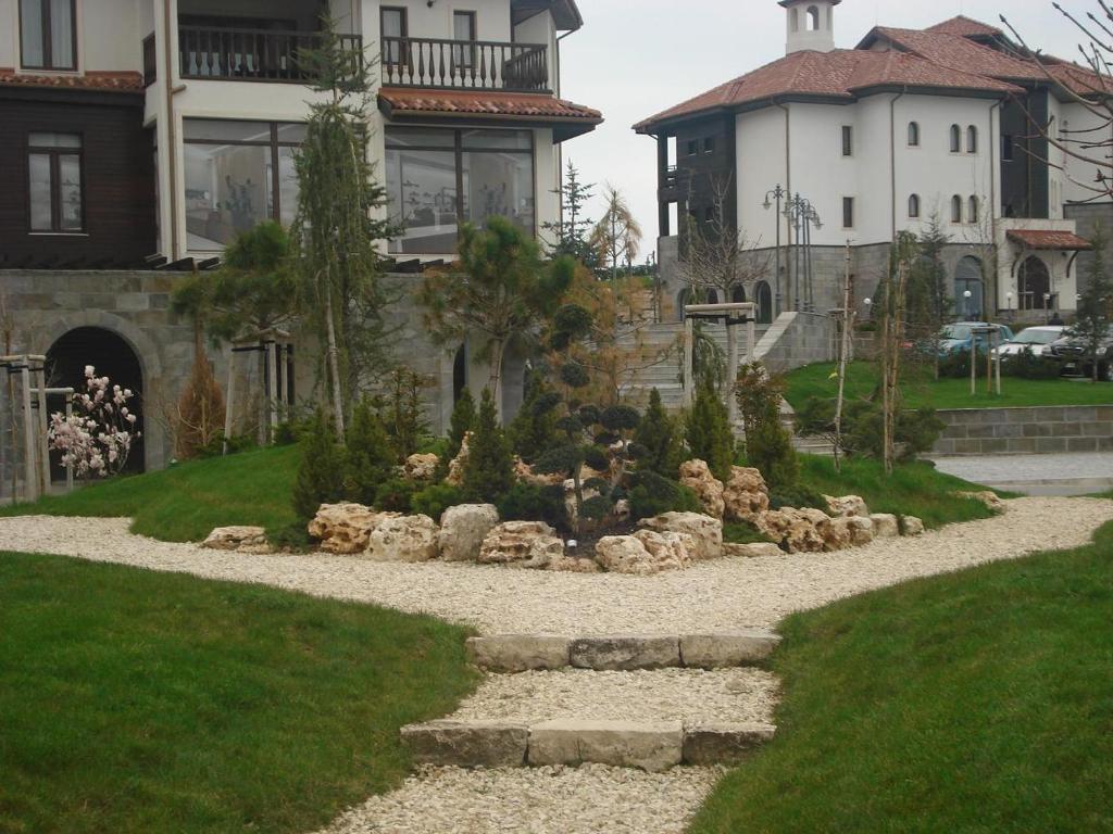 トポラにあるApartment in Thracian Cliffs Resortの家の前庭