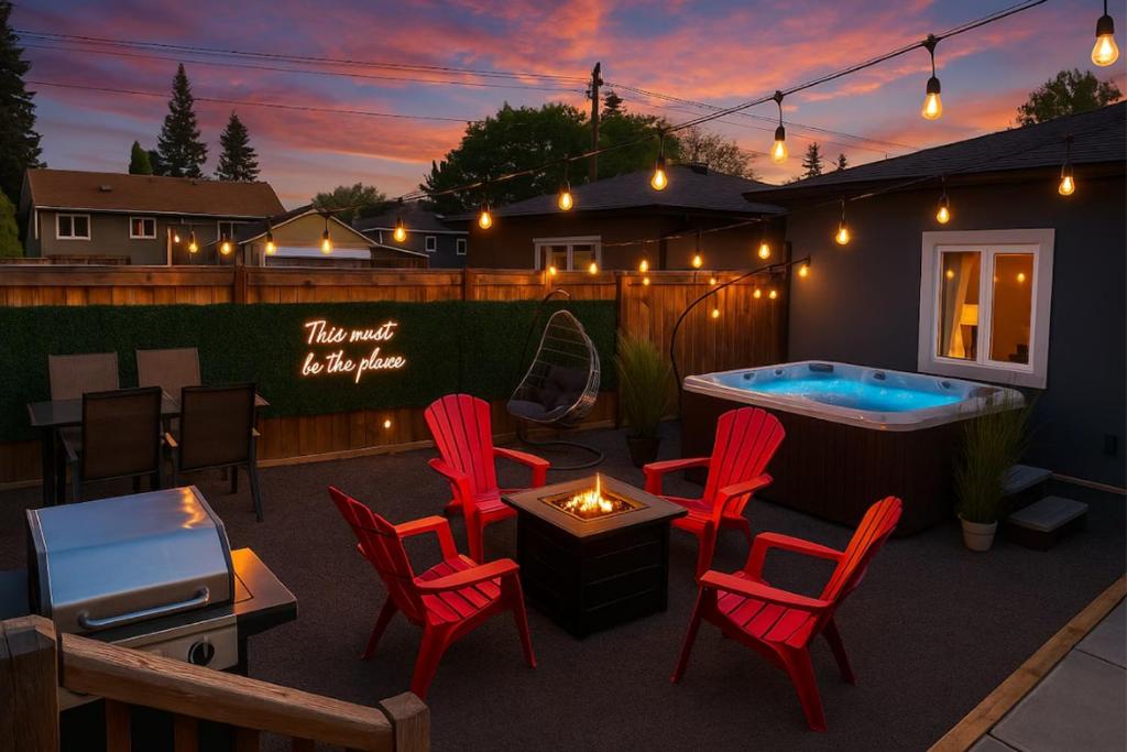 Imagine din galeria proprietății Mayfield Manor - Hot Tub - KingBed - FireTable - BBQ - Wifi în Edmonton