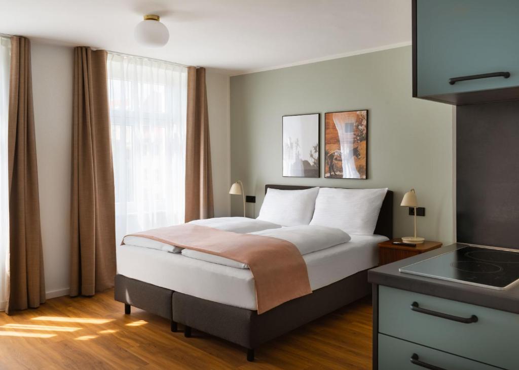 ein Hotelzimmer mit einem Bett und einem Fenster in der Unterkunft Limehome Berlin Weserstraße, Friedrichshain in Berlin