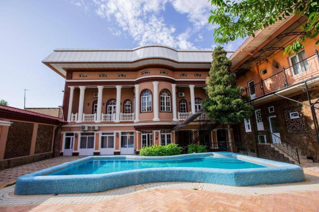 Bazén v ubytování ART HOUSE hotel nebo v jeho okolí