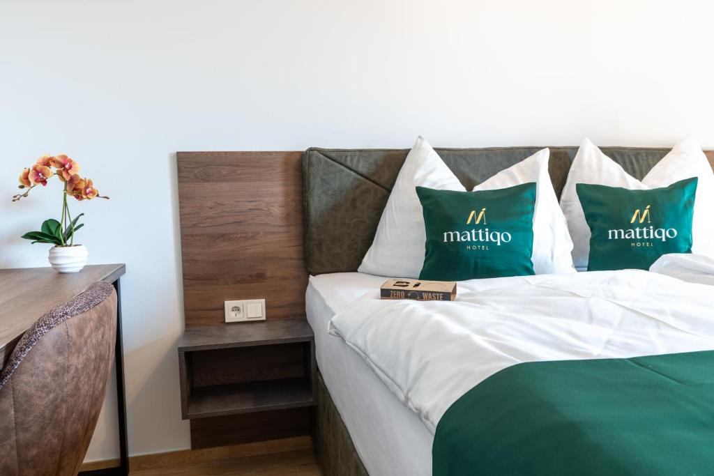 Mattiqo Hotel - Modern & Zentral & Free Parking & 24h Self Check-In - Deluxe Double Room With Balcony