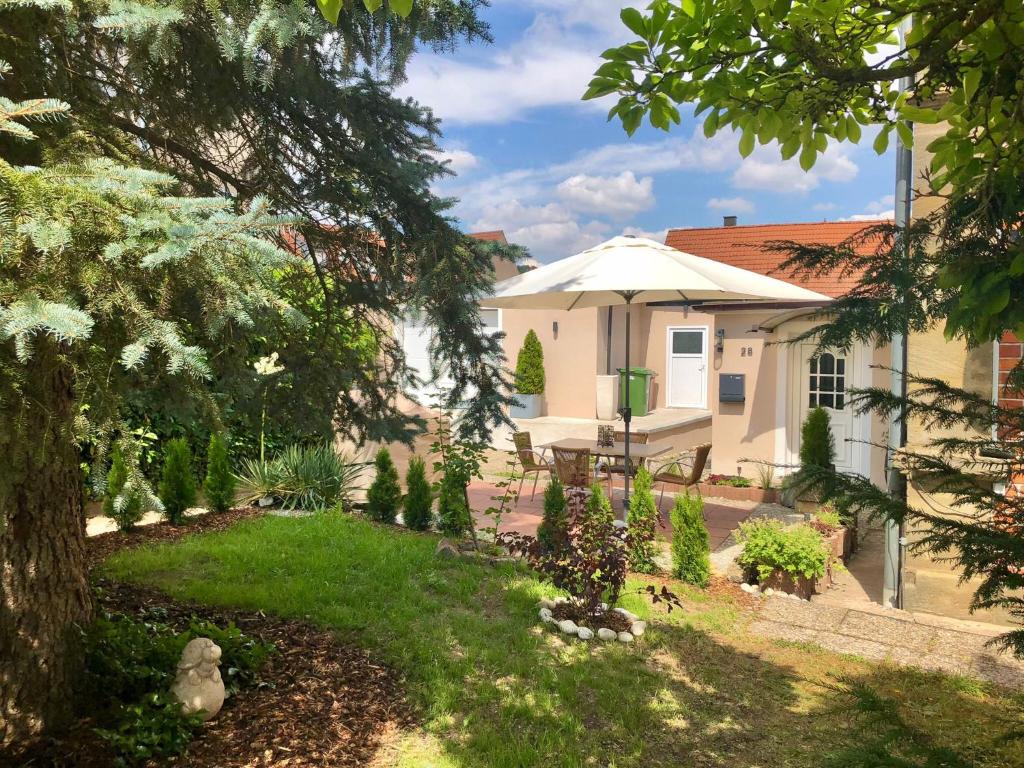 a house with a yard with a lawn sidx sidx sidx sidx at Ferienhaus by Rossano Boutique Hotel & Ristorante in Ansbach