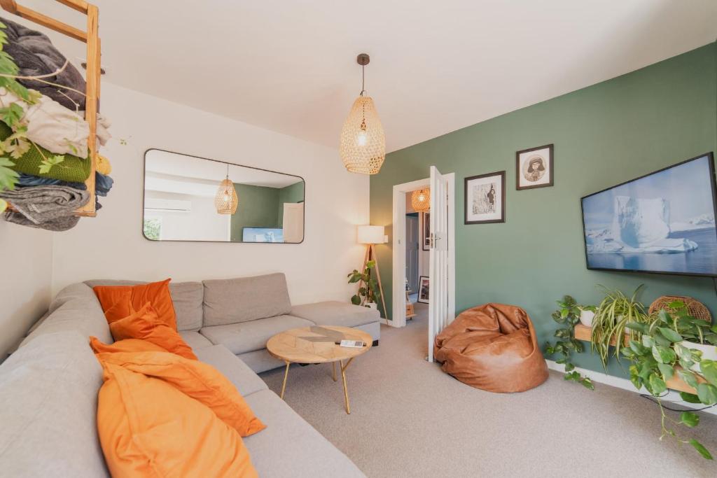 Cosy House with Garden and Hot Tub - Pet Friendly - Resim 24