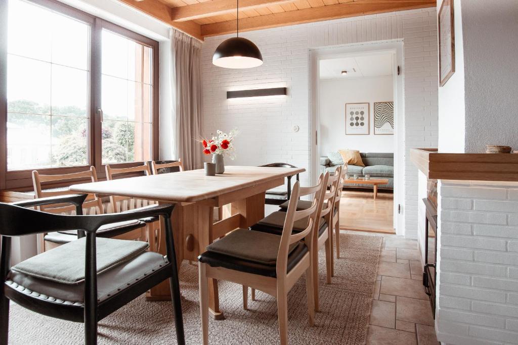 a kitchen and dining room with a table and chairs at Ferienhaus Tannenblick Rochlitz in Rochlitz