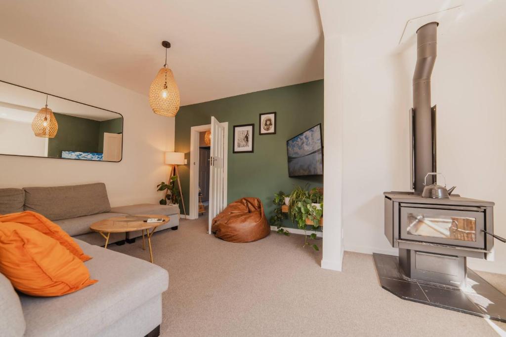 Cosy House with Garden and Hot Tub - Pet Friendly - Resim 5