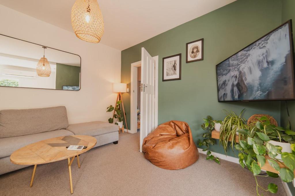 Cosy House with Garden and Hot Tub - Pet Friendly - Resim 37