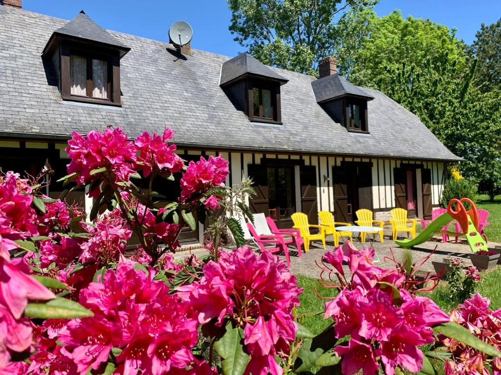 a house with pink flowers in front of it at Villa Les hortensias RDC in Maniquerville
