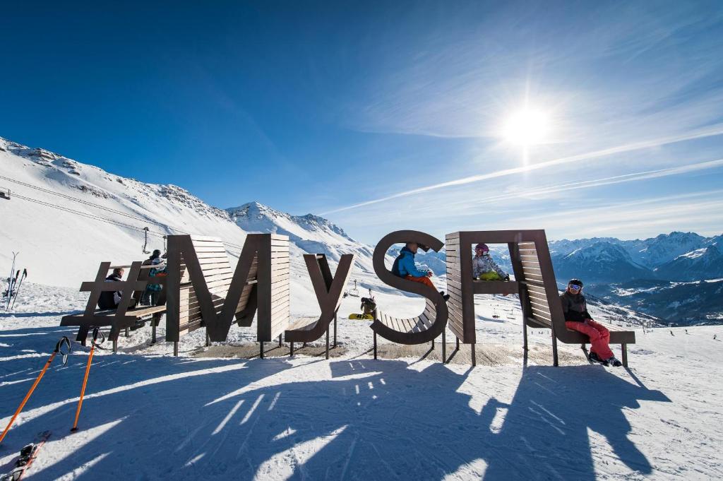 a sign at the top of a snow covered mountain at Grand appartement pour famille ou groupe en montagne - SKI- in Saint-François-Longchamp