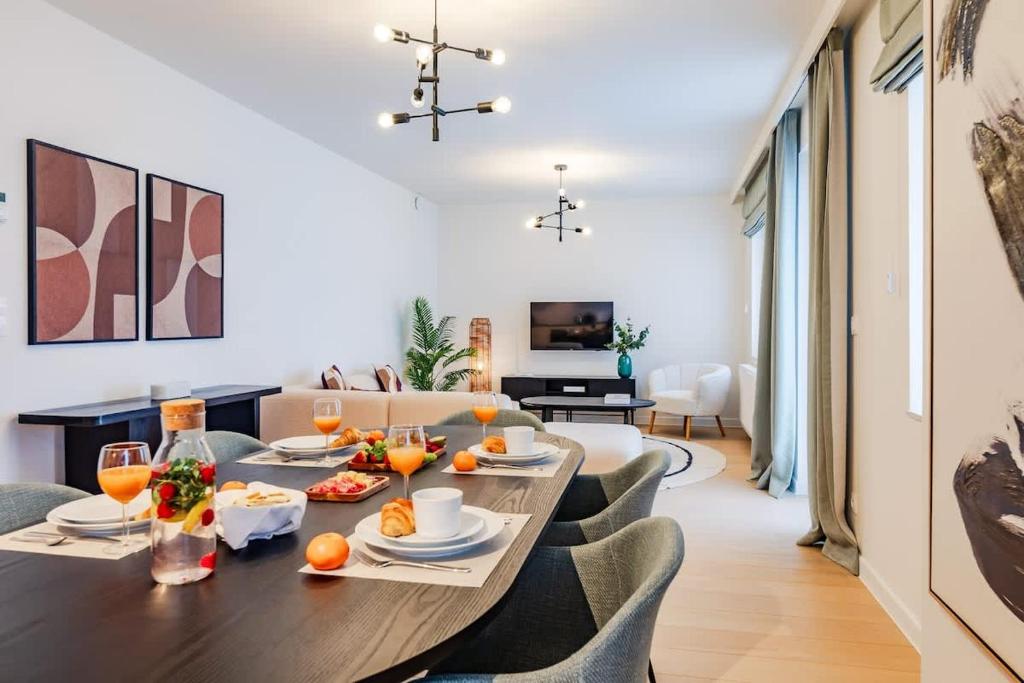 Μια τηλεόραση ή/και κέντρο ψυχαγωγίας στο 2BR Apt Near NATO & EU