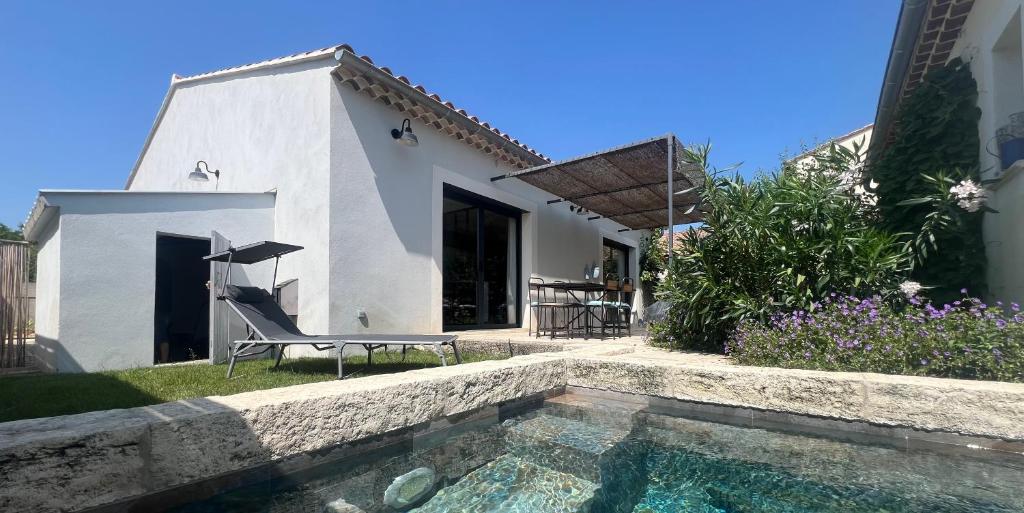 une villa avec piscine devant une maison dans l'établissement La maison de Flore, à Pernes-les-Fontaines