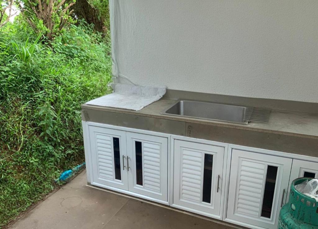 a sink sitting on a counter next to a building at Uncle Ong Home's Khaokho บ้านพักลุงโอ่งโฮม เขาค้อ in Khao Kho