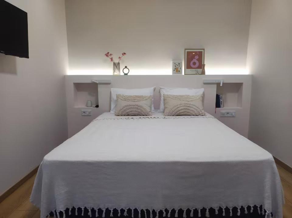 Una cama o camas en una habitación de Myrtia Appartments