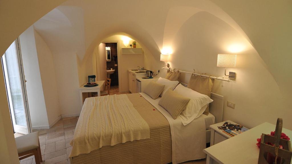 グラヴィーナ・イン・プーリアにあるPorta San Micheleのベッドルーム1室(大型ベッド1台付)