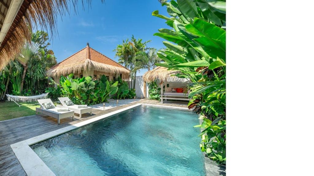 una piscina frente a una villa en LePalms villa, 2min Beach, 10min Atlas,Finns Club, en Canggu
