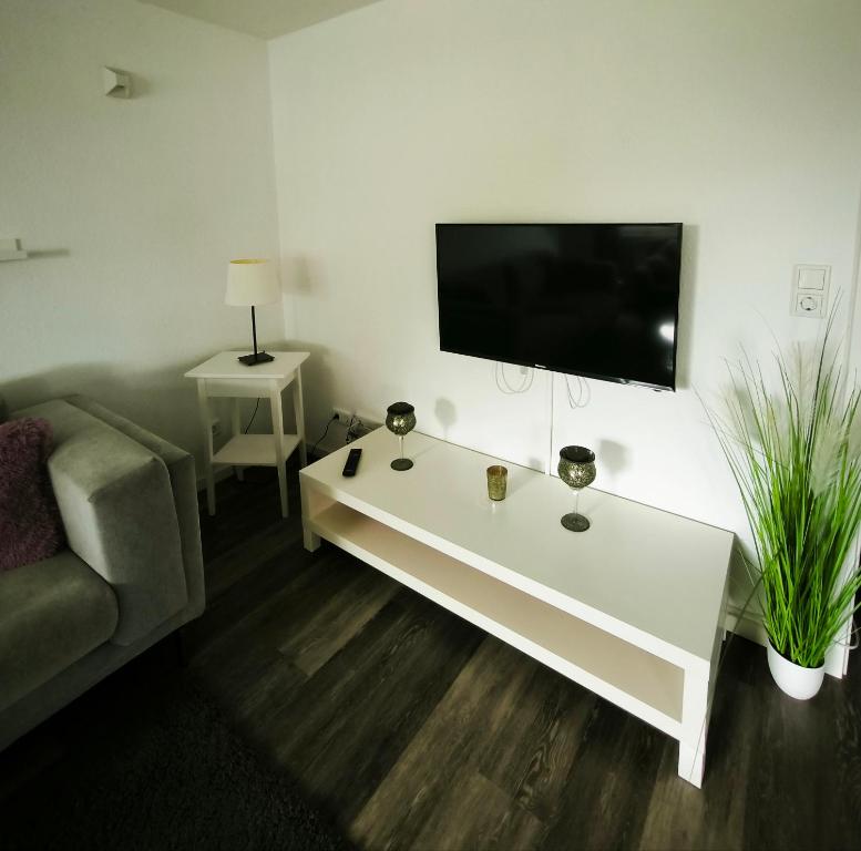 ズンデルンにあるFerienwohnung Gute Zeitのソファと壁掛けテレビのあるリビングルーム