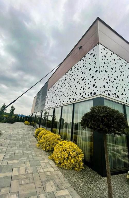Un edificio con un ramo de flores delante. en Magnolia, en Kutno