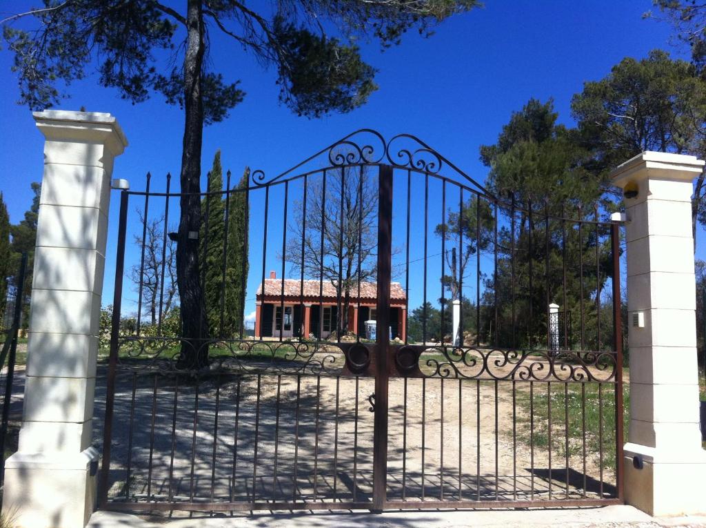 una puerta frente a un edificio con una casa en Le Putt-Tee Bastidon en Nans-les-Pins