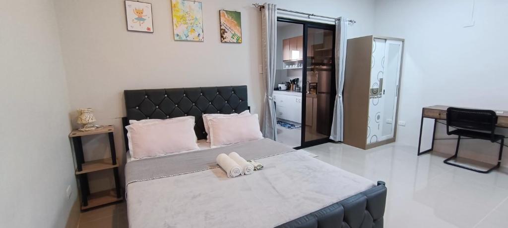 Un dormitorio con una cama grande y un escritorio. en Stay at Diez, en Calambá