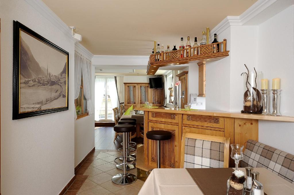 una cucina con bancone e sgabelli in una stanza di Hotel Garni Valülla a Ischgl