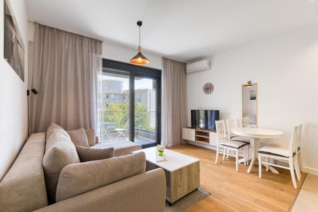 una sala de estar con un sofá y una mesa en Aura Zafiro, en Budva