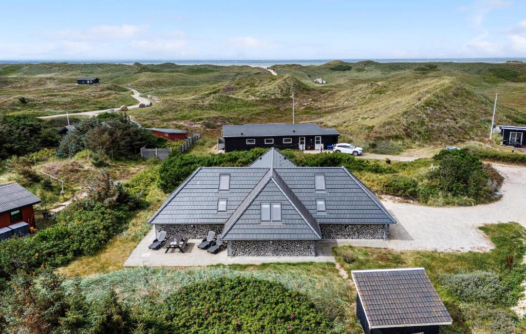 - une vue aérienne sur une maison dotée de panneaux solaires dans l'établissement Lovely Home In Ringkøbing With Sauna, à Ringkøbing