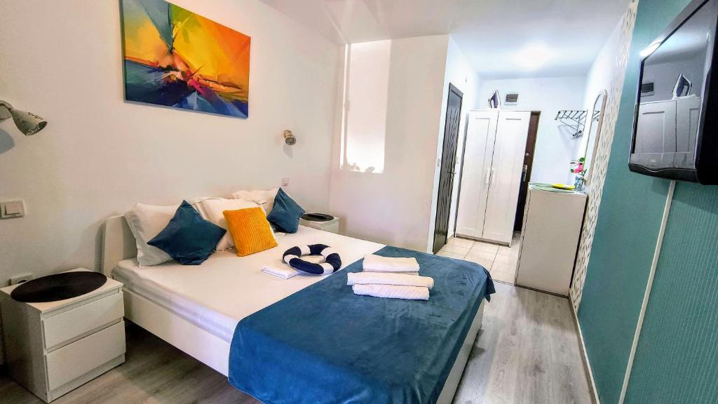 a small room with a bed with towels on it at Stile CAPRI Studio cu terasă ALFA Saturn in Saturn