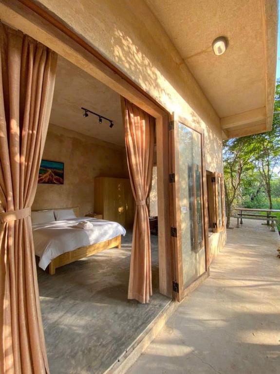 HappyZen Farm - Kamer Met Kingsize Bed En Uitzicht Op De Tuin