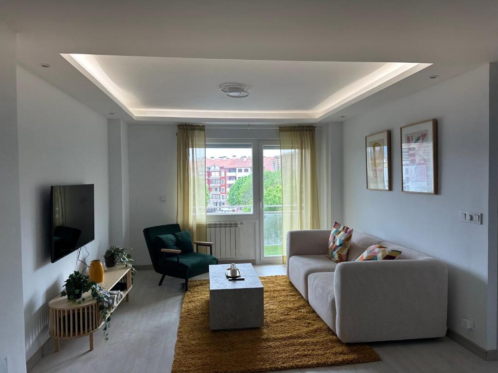 ein Wohnzimmer mit Sofa und Tisch in der Unterkunft Haro Sweet Home 2 habitaciones in Haro