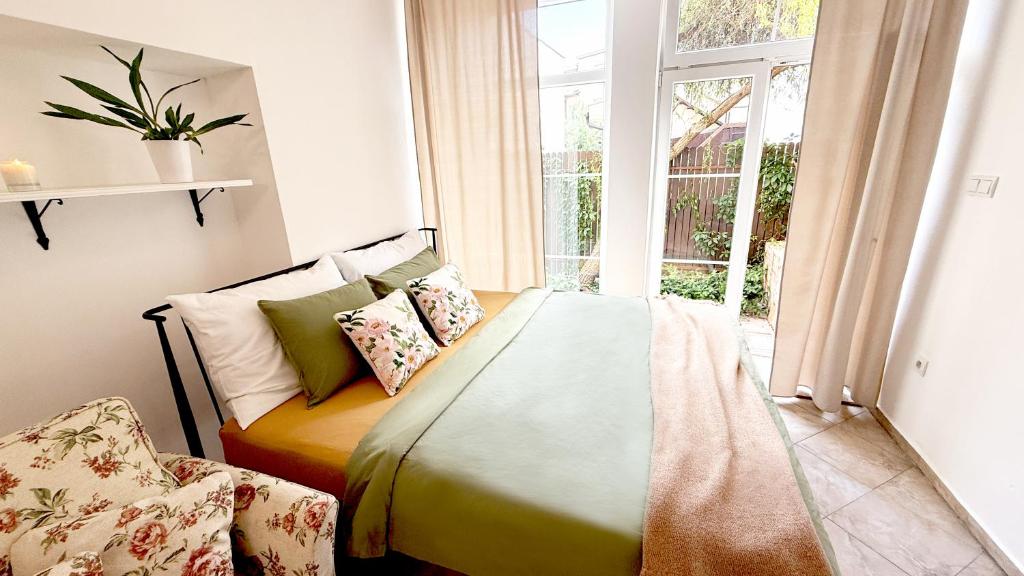Una cama sentada en una habitación con ventana. en Meštiansky dom Apartment 2, en Košice