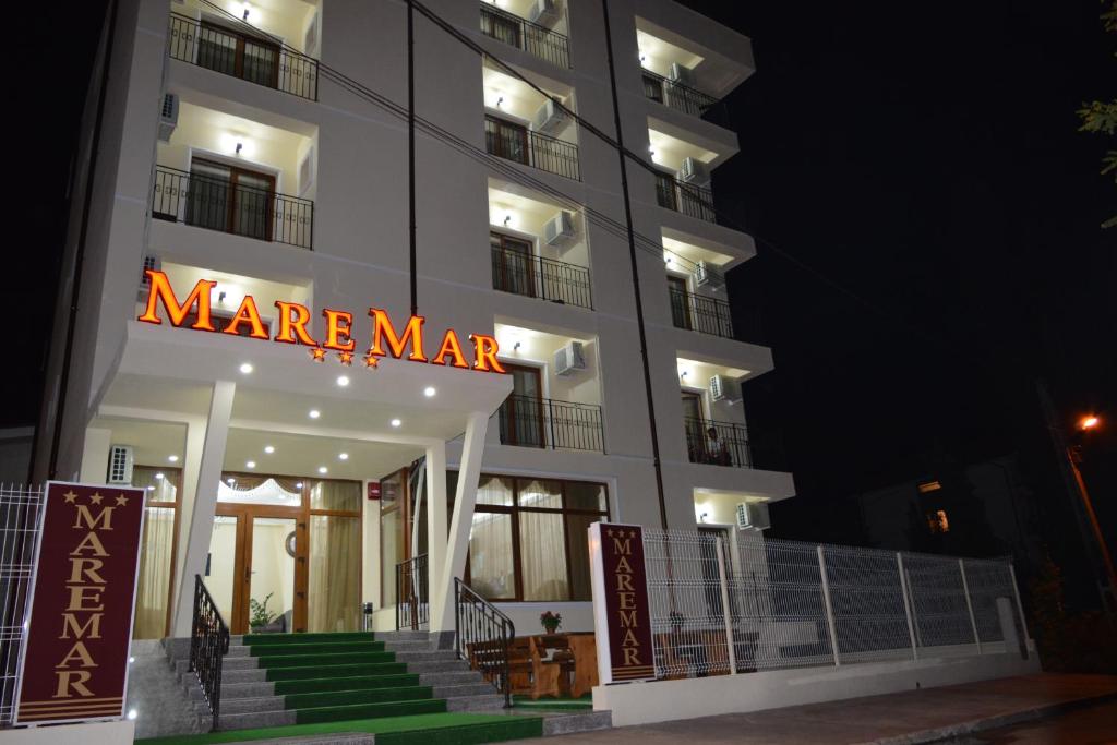 un gran edificio blanco con un cartel marriott en él en Hotel MareMar, en Eforie Nord