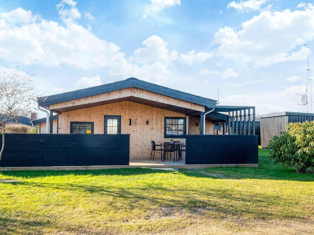 una casa con una valla negra delante en Renovated Beach House - By Traum Ferienwohnungen, en Juelsminde
