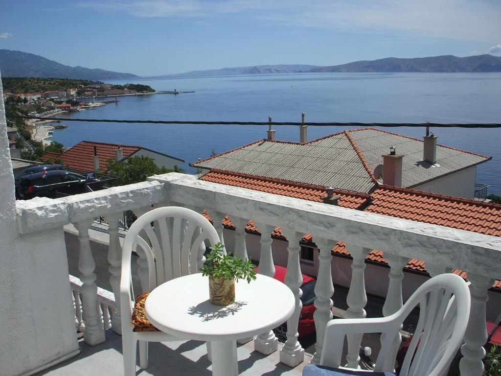 A balcony or terrace at Apartmani Mira