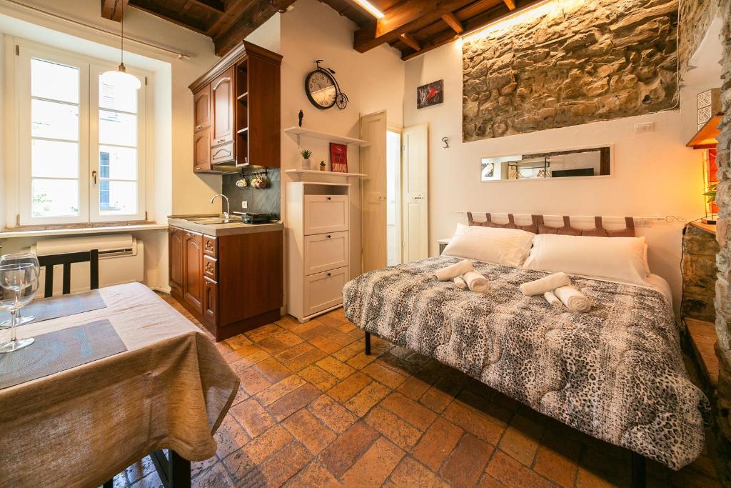 a bedroom with a bed and a table in a room at Angolo Medioevale - Como Centro in Como